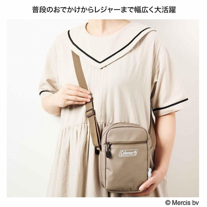 ショルダーバッグ&夏柄クリアポーチ（画像出典：Amazon）