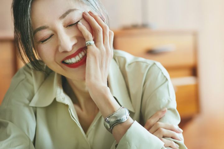 シャツ¥10,990／ザラ（ザラ カスタマーサービス）、リング¥11,000、バングル¥35,200／ともにジャミレイ（エルディスト ショールーム）