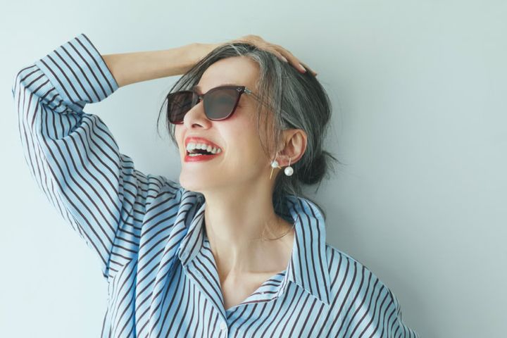 シャツ¥5,990／ザラ（ザラ カスタマーサービス）、ピアス（片耳）¥26,400、イヤカフにしたリング¥38,500／ともにエナッ、サングラス¥35,000／ジェントルモンスター（エム）