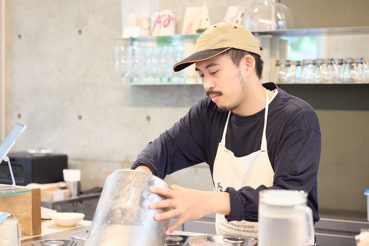 カウンター内の専用容器から、注文ごとにすくって、丁寧に盛り付ける