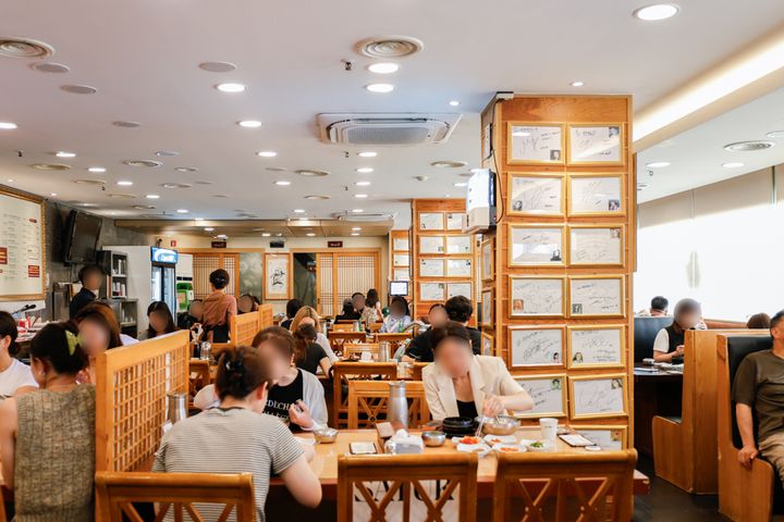 平日のランチピークを過ぎても店内はほぼ満席。回転が早いので待ち時間はそれほど長くない