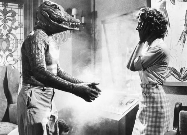 ズボンを履いたワニ人間の姿がシュール…(『恐怖のワニ人間』) TM and Copyright [c] 20th Century-Fox Film Corp. All Rights Reserved