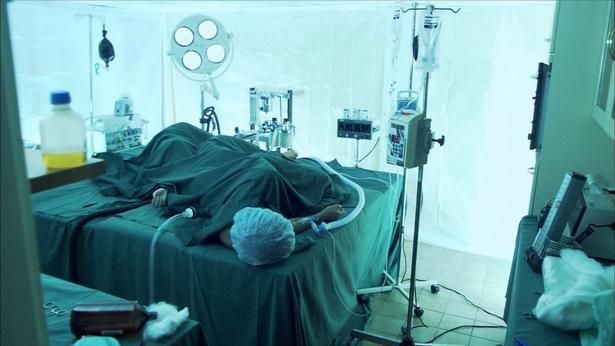手術シーンなど目を背けたくなるようなシーンのオンパレード！(『ムカデ人間 4K』) [c]2009 SIX ENTERTAINMENTPRODUCTIONS