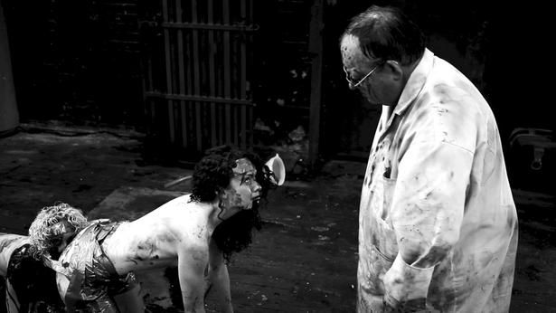 モノクロにより不気味さがアップ！(『ムカデ人間2』) [c]IFC Films/Courtesy Everett Collection
