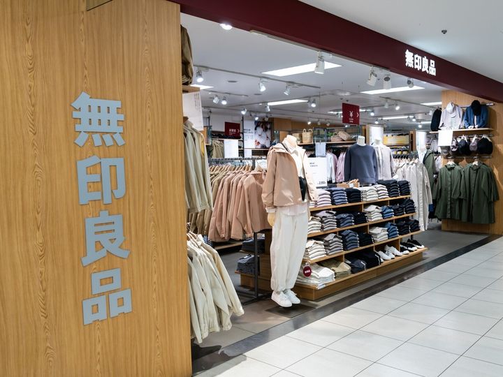 「無印良品」から発売されている「竹材 折りたためるタオルハンガー」が、部屋になじむデザインと収納のしやすさで人気を集めています。SNSでも反響を呼んでいる同商品の魅力を紹介します。