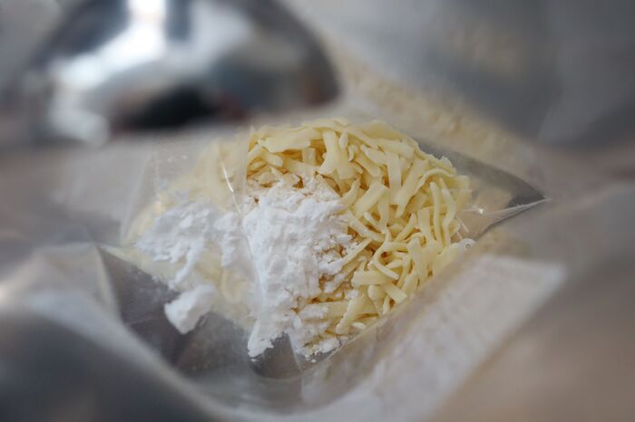 もう固まらない！ピザ用チーズを冷凍してもパラパラに保つ方法