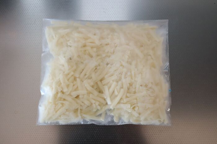 もう固まらない！ピザ用チーズを冷凍してもパラパラに保つ方法