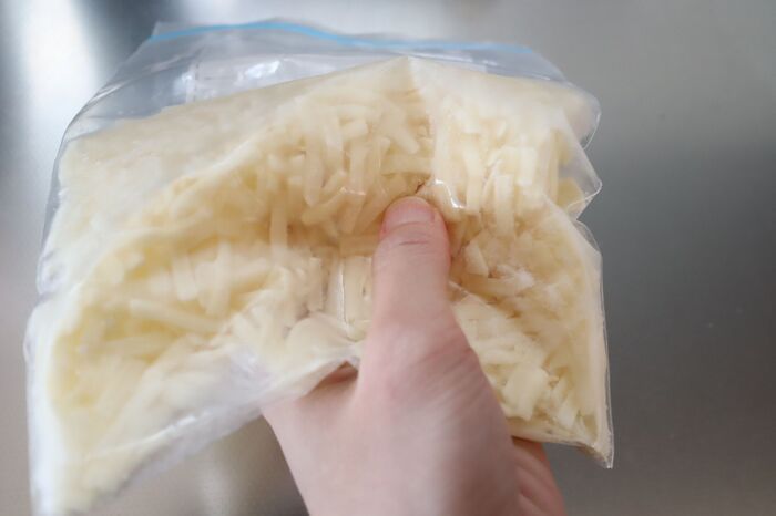 もう固まらない！ピザ用チーズを冷凍してもパラパラに保つ方法