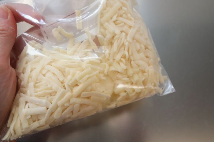 もう固まらない！ピザ用チーズを冷凍してもパラパラに保つ方法