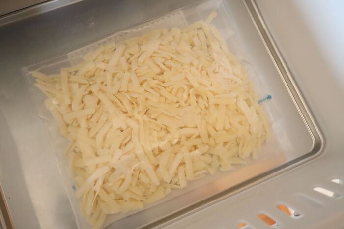 もう固まらない！ピザ用チーズを冷凍してもパラパラに保つ方法