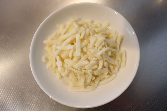 もう固まらない！ピザ用チーズを冷凍してもパラパラに保つ方法