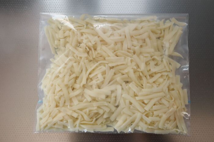 もう固まらない！ピザ用チーズを冷凍してもパラパラに保つ方法
