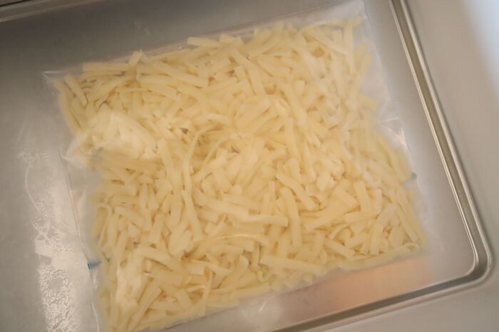 もう固まらない！ピザ用チーズを冷凍してもパラパラに保つ方法