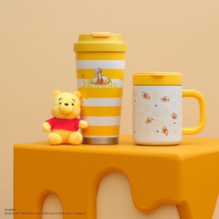 【アフタヌーンティー・リビング】はちみつがとろ〜り！？「くまのプーさん」限定グッズ全41種が登場