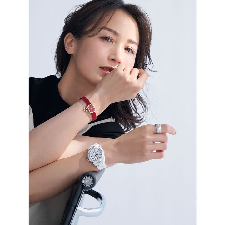 シャネルの腕時計プルミエール リボンレッドとJ12を両腕につけた黒田エイミさん