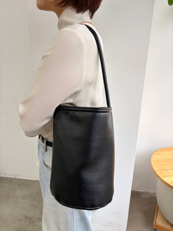 バッグはSLOBE