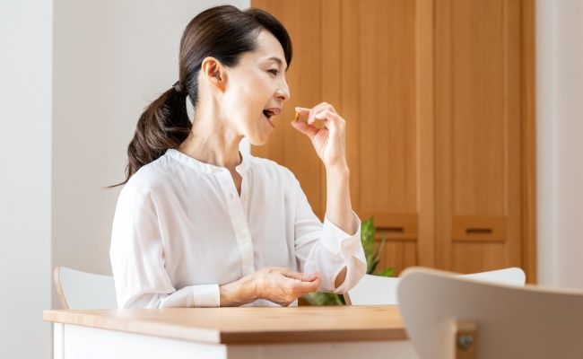 鉄剤をとる女性
