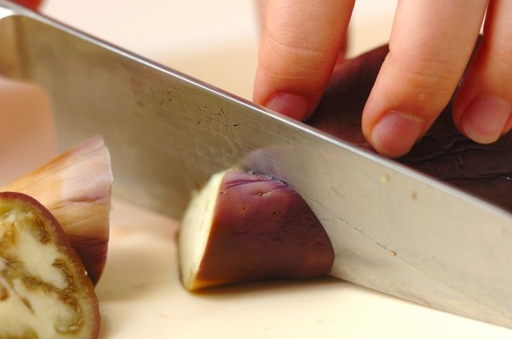 蒸しナスとツナの大葉和えの作り方1