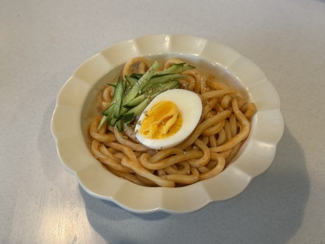材料をのせたうどん
