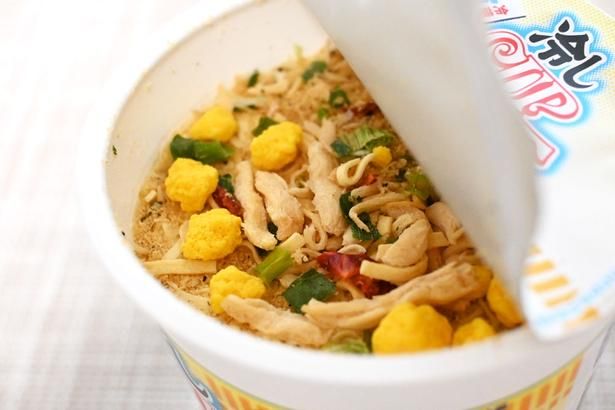 「冷しカップヌードル 鶏塩レモン味」は蒸し鶏やおなじみのたまごが入っている