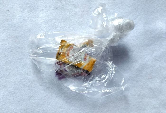 お菓子の袋を入れたところ