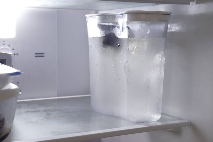 冷蔵庫の棚に縦置きされた水出しコーヒー入りピッチャー