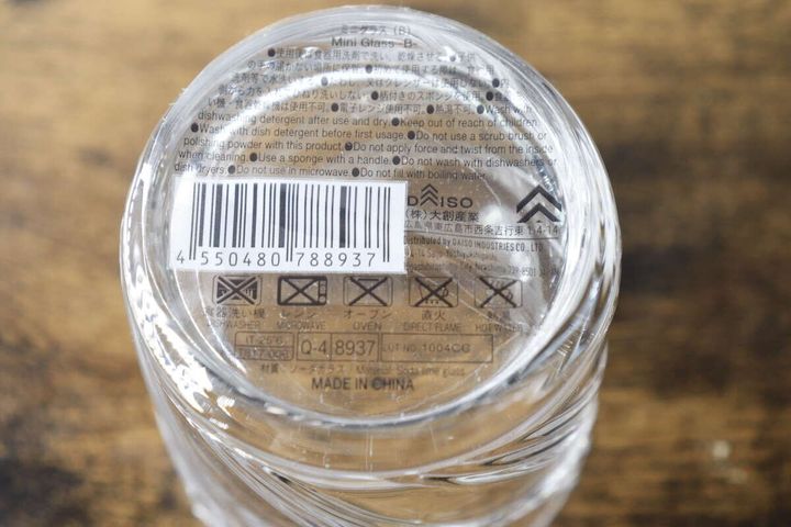 ミニグラスの底に貼られた商品情報とバーコード