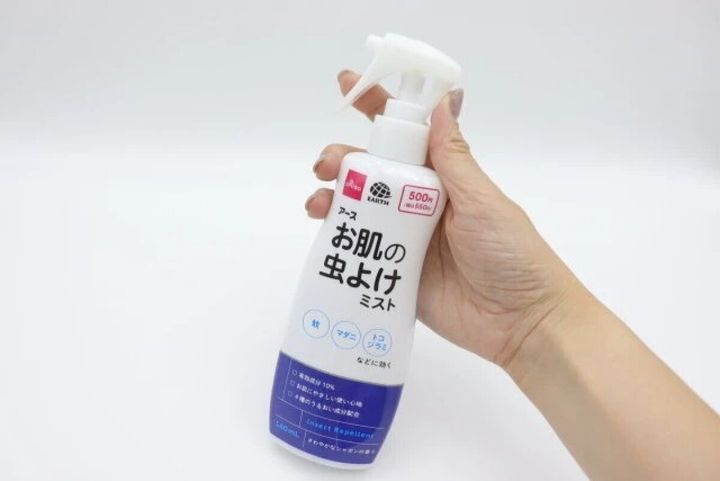 女性がアースお肌の虫よけミストのボトルを手に持つ