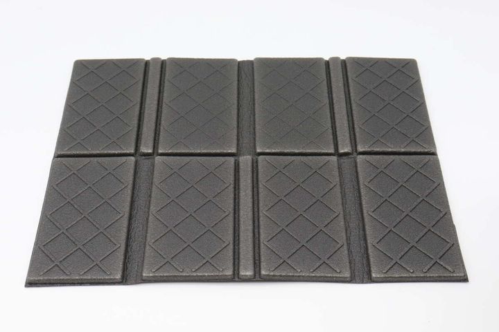 広げた状態の黒い8つ折りレジャーマット