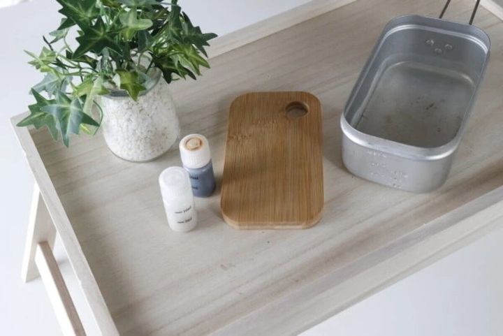 折りたたみテーブルに観葉植物やメスティンを置いた使用例