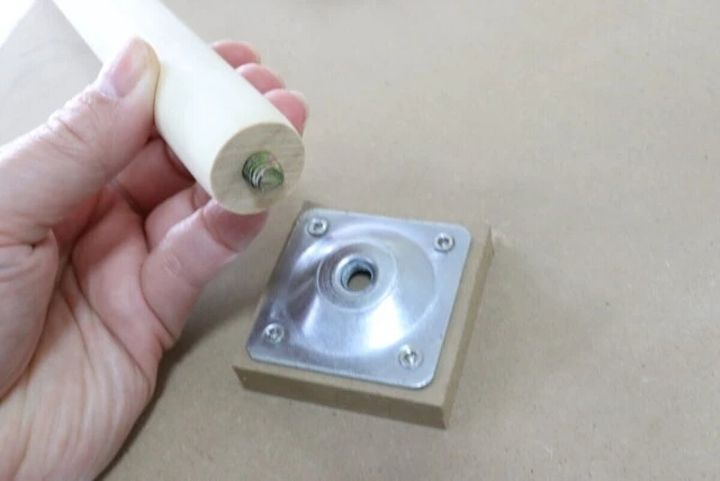 サイドテーブルの木製脚と天板の金属製結合部