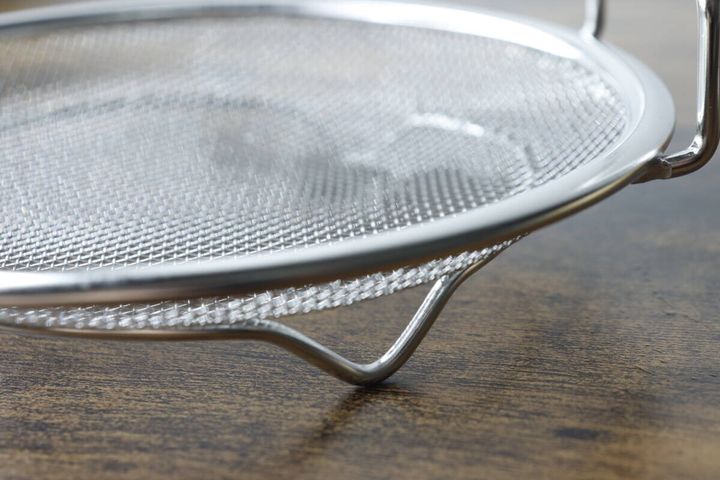 取っ手付浅型メッシュザルの底に付いた脚部分の接写