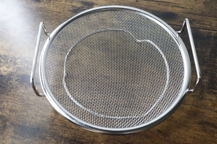 パッケージを外した取っ手付浅型メッシュザルの俯瞰写真