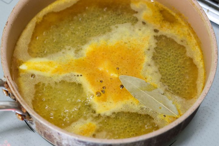 小鍋で水、酢、カレー粉、砂糖、塩、ローリエを煮立たせている様子