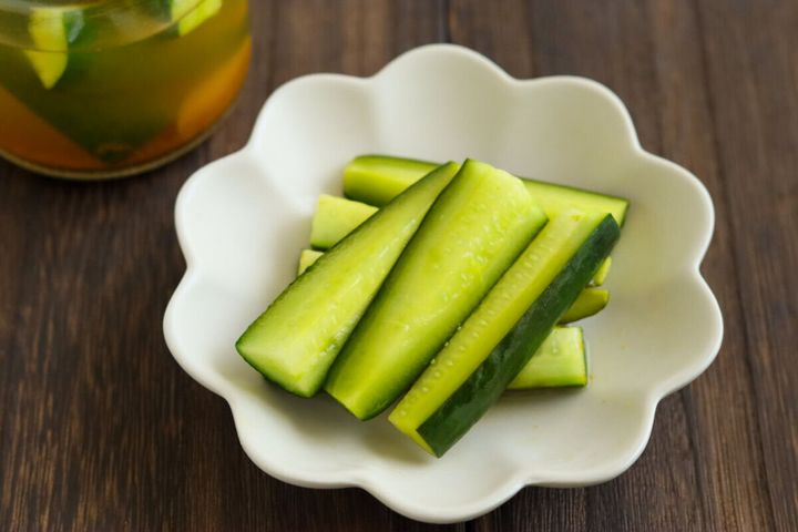 白い花形の器に盛り付けられたきゅうりのカレーピクルスがアップで写っている