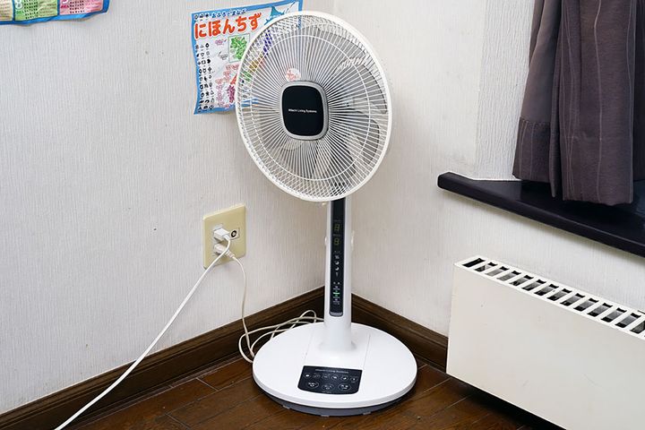 一般的な扇風機は、羽根の部分が大きく、専有面積も増え、やや圧迫感があります。