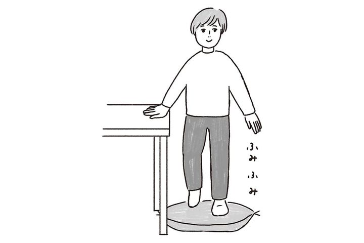 雨の日は散歩の代わりにこれ。座布団1枚で脚力とバランス感覚を鍛える簡単トレーニング