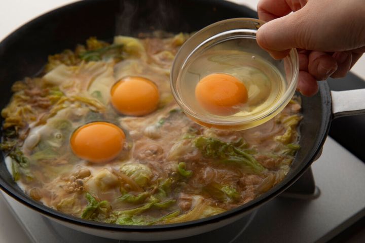ツナとキャベツの落とし卵煮