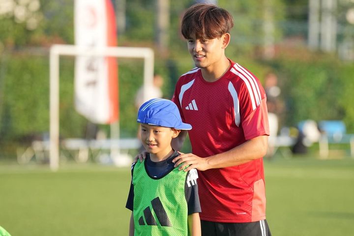 画像1: 久保建英、思い出のグラウンドでJALとサッカークリニック開催！良いパスを出す秘訣は「受け手が次に何をしたいかを考えること」