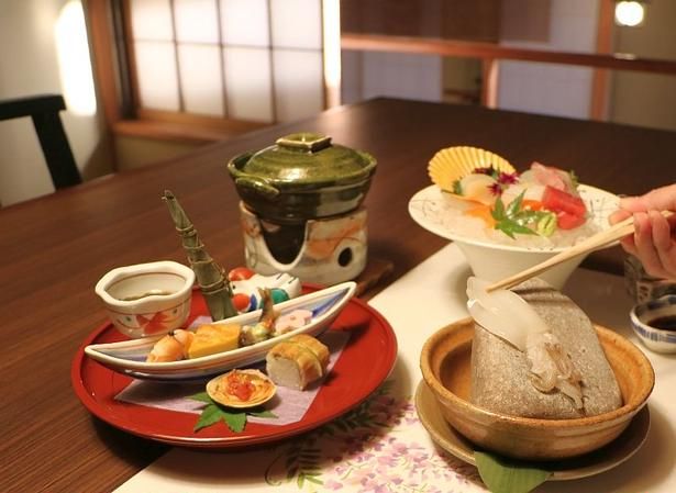 熱々の石でジュワッと焼く名物料理の海鮮石焼。プリッと焼き上がったイカが美味！