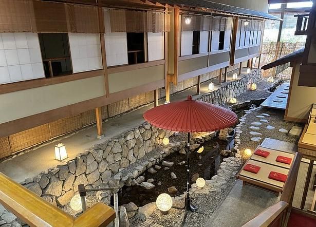 純和風の情緒あふれる個室料亭。“味の万翠”と称される贅沢な会席料理は、「花筏」または「翡翠桟敷(かわせみさじき)」で食べられる