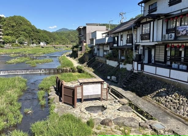 河原風呂はその名の通り河原にある混浴露天風呂で、三朝温泉のシンボル！※利用時間：通年24時間(※奇数日の午前中は清掃のため入浴不可)。無料で利用できる