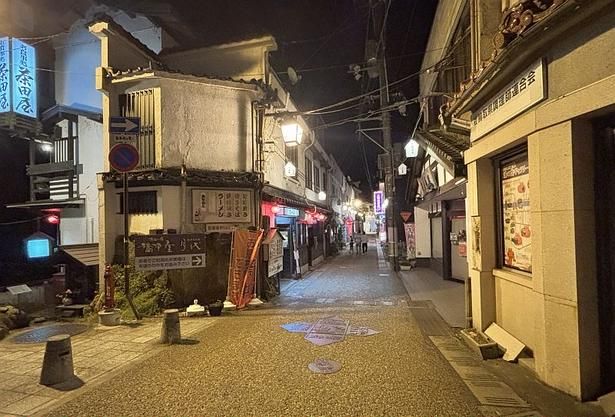 ぶらりと散策したい情緒あふれる三朝温泉街。昔懐かしい射的などが楽しめるお店もある
