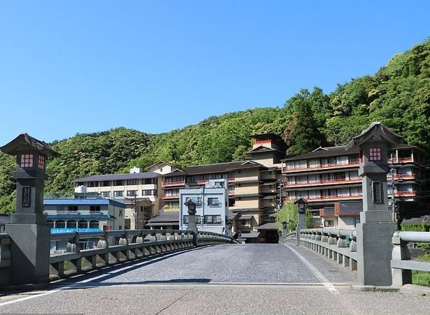 三朝橋の正面に建つ旅館「三朝薬師の湯 万翠楼」。観光と療養を兼ね備えた“現代湯治”を体験できる