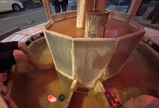 温泉街の神様「お薬師さん」が祀られている広場に足湯を楽しめる「薬師の湯」も