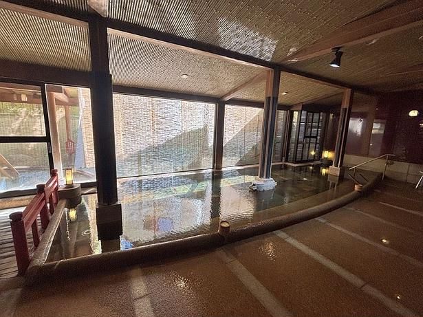 浴場ごとに異なる泉質。内湯室内には浴槽から上がるラドン泉の湯気。呼吸をするごとに体の中から癒やしを感じられる