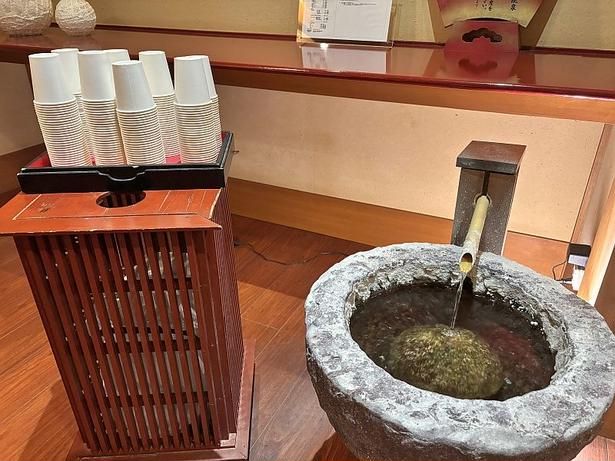 お薬師さまの傍から湧き出ているお湯を飲むことができる。同ホテルのスタッフいわく「ペットボトルに入れて持ち帰るお客さまもいらっしゃるんですよ」とのこと