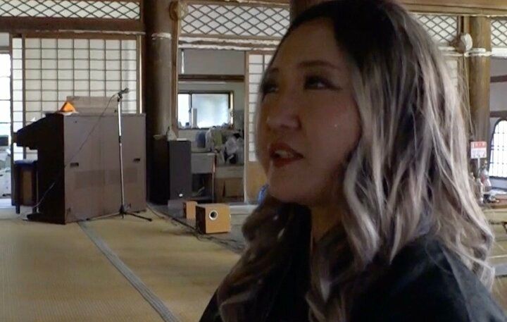 【写真・画像】金髪ロングの僧侶ギャル、お経をあげる袈裟姿に驚きの声「巻き髪！」「すごいね」 1枚目