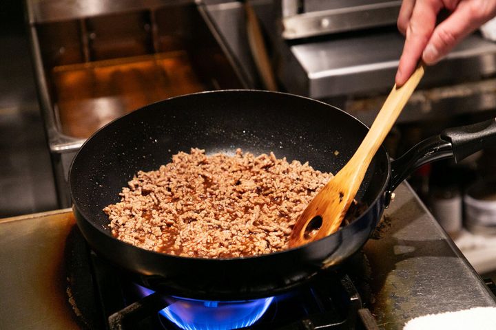 麻婆ソースと鶏がらスープを投入