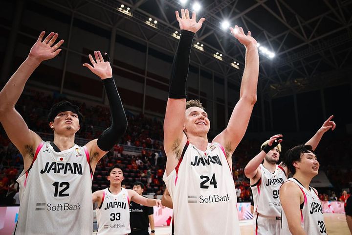 画像: 中国戦後、ファンに応える渡邊雄太（左）とジョシュ・ホーキンソン Photo by Hu Boyang/FIBA via Getty Images